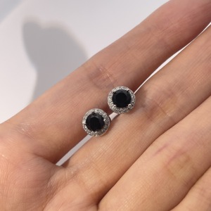 Boucles d'oreilles clous en laiton plaqué or luxueuses et géométriques classiques Tianyu Gems pour femmes avec des pierres en zircone cubique bleu royal - Product Image 4
