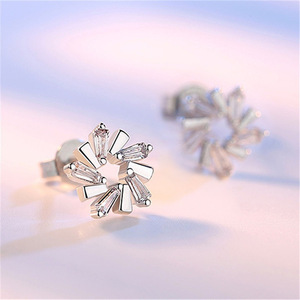 Orecchini a lobo alla moda in argento 925 con strass di cristallo e design a lettera per donna, da indossare tutti i giorni, colore oro bianco - Product Image 6