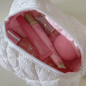 Japanese-style delicate lace toiletry bag, portable travel lipstick organizer, large-capacity zippered pouch for women's - Product Image 2