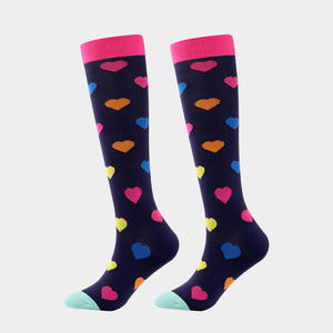 Chaussettes de compression pour femmes, hauteur genou, motif cœur arc-en-ciel, chaussettes de sport décontractées pour l'extérieur, classe 1, nylon 75% - Product Image 2