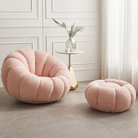 Fauteuil pivotant en forme de citrouille paresseux en bouclette blanc crème esthétique Boconcept avec repose-pieds