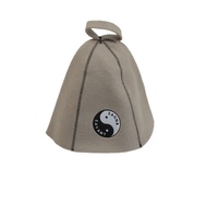 Un chapeau de sauna en pure laine beige qui équilibre la vapeur avec un emblème Yin Yang qui profite de chaque côté de la chaleur