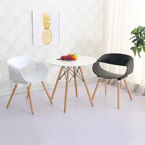 Moderne einfache stilvolle bunte Couchtüren und ergonomische Plastik-Esszimmerstühle