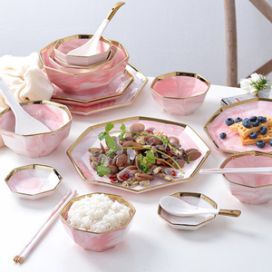 Vaisselle en porcelaine rose et grise <span class=keywords><strong>de</strong></span> <span class=keywords><strong>marbre</strong></span> <span class=keywords><strong>de</strong></span> bords et <span class=keywords><strong>de</strong></span> coins nordiques en gros avec la jante d'or - Product Image 5