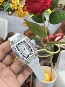 Montre en cristal pour femmes, conçue spécifiquement pour les femmes audacieuses et innovantes, qui sont déterminées à la perfection. - Product Image 6