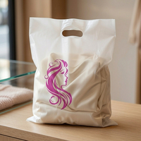 Sacs de courses personnalisés découpés à l'emporte-pièce avec poignée pour boutique, sacs en plastique recyclables monocouche avec poignée pour vêtements