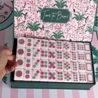 Set Ubin Mahjong Akrilik Mewah Amerika Motif Bunga Tropis Pastel Pink Biru Desain Plumeria & Tanaman Hijau 3-Lapisan