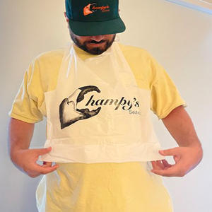 مريلة بلاستيكية مقاومة للماء للاستخدام مرة واحدة مع شعار مطبوع مخصص، مناسبة للمأكولات البحرية والزيوت، للبالغين في المطاعم - Product Image 1