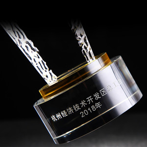 Trofeo Clásico de Cristal con Textura de Grieta de Hielo, Placa de Honor de Campeón con Estrella Dorada y Escarchada en la Parte Superior - Product Image 4