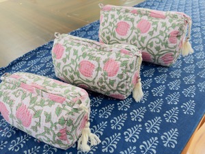 Pochette de toilette matelassée en coton faite à la main, imprimée au bloc et brodée, accessoire de voyage - Product Image 4