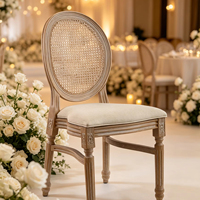 Chaise Louis en résine pour événements extérieurs, finition imitation bois, dossier en rotin, chaise de salle à manger ovale pour hôtels et réceptions
