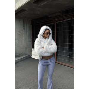 Vestido tipo blazer ajustado de lana teñida con diseño estampado y botones, disponible en largo y corto, de algodón color camel, modelo Vania para abrigo de piel de zorro blanco. - Product Image 5