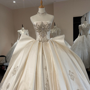 Vestido de Novia Moderno Wx379 de Satén Color Marfil sin Tirantes con Apliques de Encaje y Cristales, Cola Capilla - Product Image 3