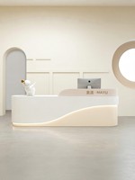 Bureau de réception moderne minimaliste en MDF courbé avec rangement pour salons de beauté, magasins de vêtements, bureaux d'entreprise, cliniques dentaires