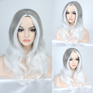 Venta al por mayor del fabricante: Peluca completa de cabello largo rizado con raya en medio para <span class=keywords><strong>mujer</strong></span>, color <span class=keywords><strong>gris</strong></span> <span class=keywords><strong>ceniza</strong></span> con bloques de color, grandes ondas, sintética, resistente a altas temperaturas. - Product Image 3