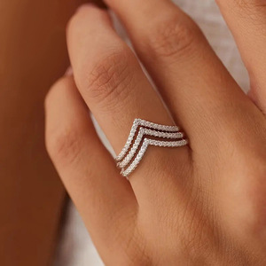 Anello a Tre Strati con Design a Linee a V per Donne - Product Image 4