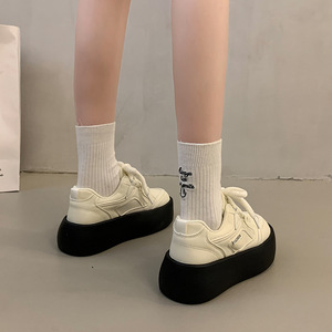 Zapatillas blancas de suela gruesa y suave, estilo casual, diseño ancho, versátiles, ligeras, que aumentan la altura, a la moda. - Product Image 4