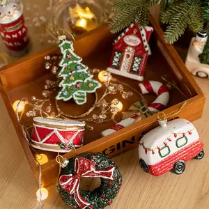 2024 क्रिसमस पेंटेड आकार की बॉल क्रिसमस ट्री सजावट छोटा पेंडेंट क्रिसमस उपहार बैग कार हाउस स्नोमैन गारलैंड पेंडेंट