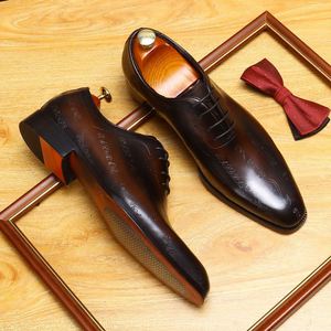Elegantes Zapatos de Vestir Clásicos de Cuero para Hombre, Pulidos a Mano, Color Marrón, con una Audaz Cadena de Metal Negra - Product Image 4
