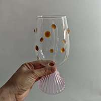 Verres à vin en verre borosilicate soufflé à la main en gros, design artistique à pois, base texturée rose, résistant à la chaleur, capacité de 450 ml
