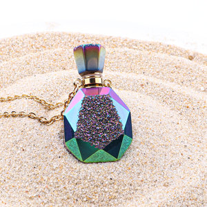 Collier pendentif bouteille de parfum en pierre de cristal à facettes pour femme - Product Image 1