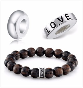 สร้อยข้อมือลูกปัดแบบพอดีตัวสลักโลโก้สีเงินสเตอริงของ925 - Product Image 1