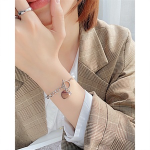 Pulsera de Perlas de Agua Dulce de Acero Inoxidable con Dijes de Corazón de Circonita Cúbica y Cierre OT Creativo de Moda para Mujer - Product Image 5