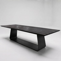 Table de salle à manger moderne VANTOR en bois de manguier noir pour 6 personnes avec base en métal architecturale de conception ovale pour les intérieurs de luxe