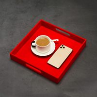 Plateau de service carré en plastique antidérapant de grande taille personnalisé pour aliments et boissons, avec poignée, pour utilisation en bar
