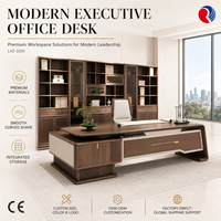 Bureau de direction contemporain avec tiroir de rangement surélevé et design en bois veiné aux bords arrondis