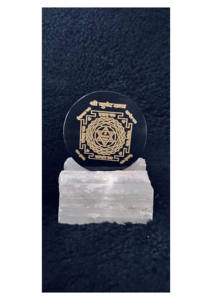 Placa de Carga de Ágata Negra con Diseño Grabado de Kuber Yantra, con Cristal Natural Energético Tallado en Selenita - Product Image 3