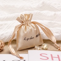 Petite pochette à cordon en satin de luxe logo personnalisé en flexographie pour bijoux emballage de cadeaux sacs d'emballage textile de luxe
