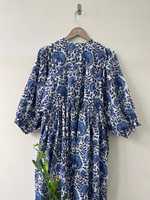 Robe d'été légère indienne faite à la main style Kyra en laine/nylon à imprimé floral bleu, taille naturelle, respirante