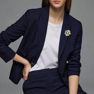 เข็มกลัดแฟชั่นผู้หญิงสุดหรู ขายดี ประดับคริสตัล ไข่มุก พลอยเทียม ดีไซน์ดอกไม้ เข็มกลัดประดับเพชรสำหรับผู้หญิง - Product Image 2