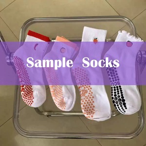 Женские спортивные носки с индивидуальным логотипом, нескользящие, цветные, удлиненные, дышащие, хлопковые, для йоги, пилатеса, фитнеса и тренажерного зала - Product Image 3