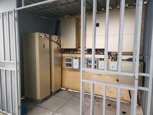 Batería de Litio-Hierro-Fosfato de Alto Voltaje Dyness Stack100 a Buen Precio, Contenedor de Paquete de Baterías de 20kWh-60kWh con BMS para Sistema de Almacenamiento de Energía - Product Image 3