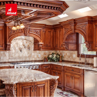 Armoire de cuisine classique en bois massif d'acajou patiné, avec panneaux surélevés, détails et moulures artisanales sculptés à la main, pour villa