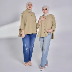 Chemisier pour femme à épaules tombantes, olive chiné, coupe asymétrique, modeste, avec fente latérale et ouverture boutonnée, fabriqué en Malaisie - Product Image 5