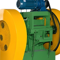 Machine de prétraitement pour la découpe de bandes de pneus usagés en blocs de caoutchouc
