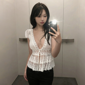 เสื้อเบลาส์แขนสั้นผ้าซีทรูทรงเข้ารูป คอวี แต่งลูกไม้ ประดับมุก ดีไซน์เก๋จากฝรั่งเศส - Product Image 4