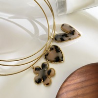 Collier superposé doré avec pendentif cœur écaille de tortue, breloque fleur, collier ras du cou multi-brins pour femme
