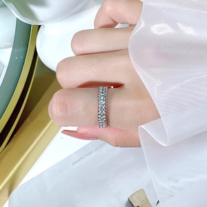 Anillo decorativo minimalista brillante con circonita incrustada, delicado y elegante adorno para el dedo para mujer, para uso diario. - Product Image 4