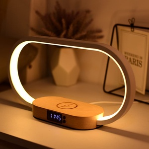 Vente d'usine : Lampe de chevet en bois à intensité variable avec chargeur sans fil et horloge - Product Image 2