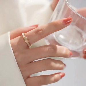 Anillo Abierto de Acero Inoxidable con Diamantes Completos, Letra H de Nácar Blanco, Doble Mariposa, Flor de Cuatro Hojas y Bambú Escalonado - Product Image 1