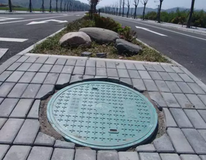 Couvercle de trou d'homme en fonte ductile robuste noir SG marque forme personnalisée pour les applications de pluie et d'eaux usées sur les routes - Product Image 2