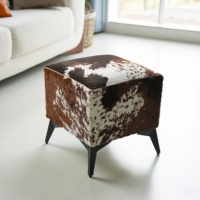 Pouf carré en similicuir avec structure en bois, repose-pieds moderne pour changer de chaussures, idéal pour salon, chambre et entrée