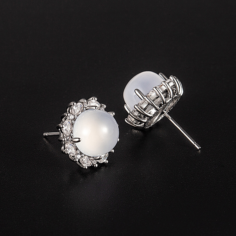 Boucle d'oreille blanche