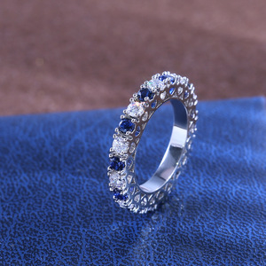 Elegante anello floreale cavo per donna, design con pietre bianche e blu intarsiate, gioielli di moda vintage - Product Image 6