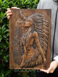 Scultura in Legno Massello con Dettagli in Rilievo e Finitura Naturale, Design Donna e Lupo per Decorazione d'Interni - Product Image 4
