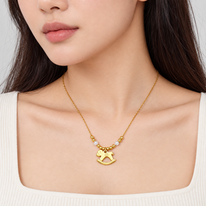 Collier pendentif cheval à bascule en acier inoxydable plaqué or 24 carats avec chaîne perlée et breloque imitation perle, unisexe, pour usage quotidien - Product Image 5